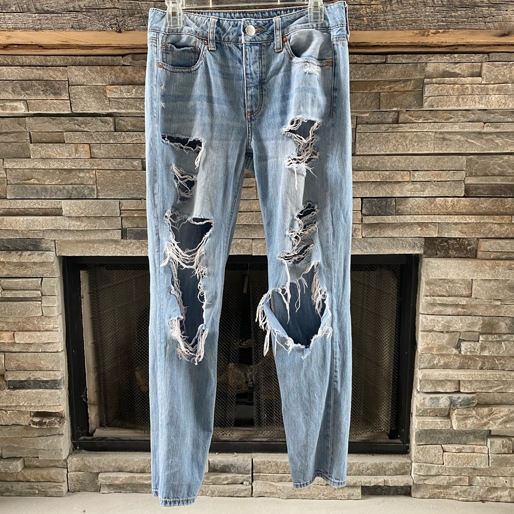 American Eagle Distressed Tomgirl Jeans